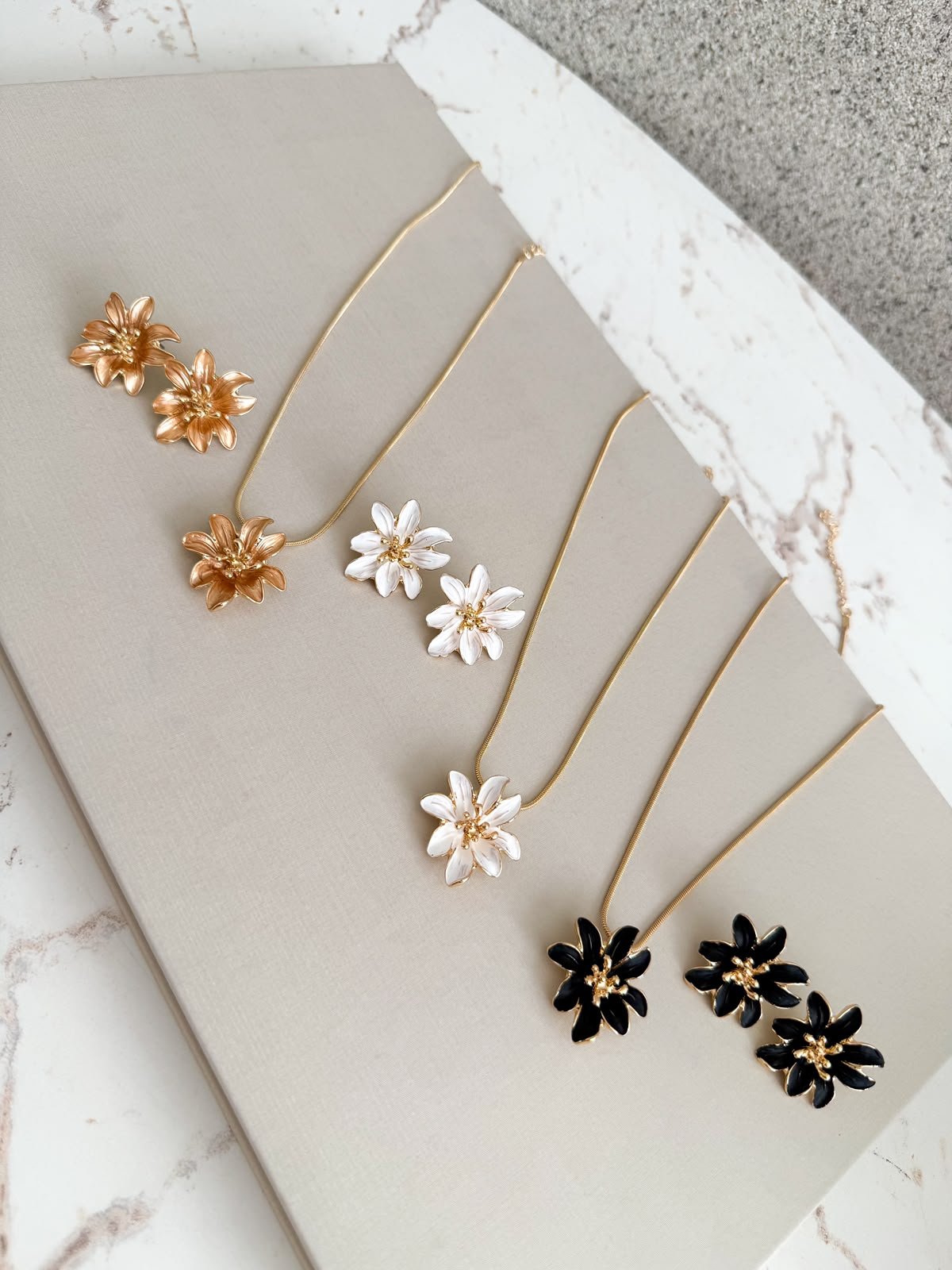 Conjunto Colar e Brincos Flores - Imagem 3